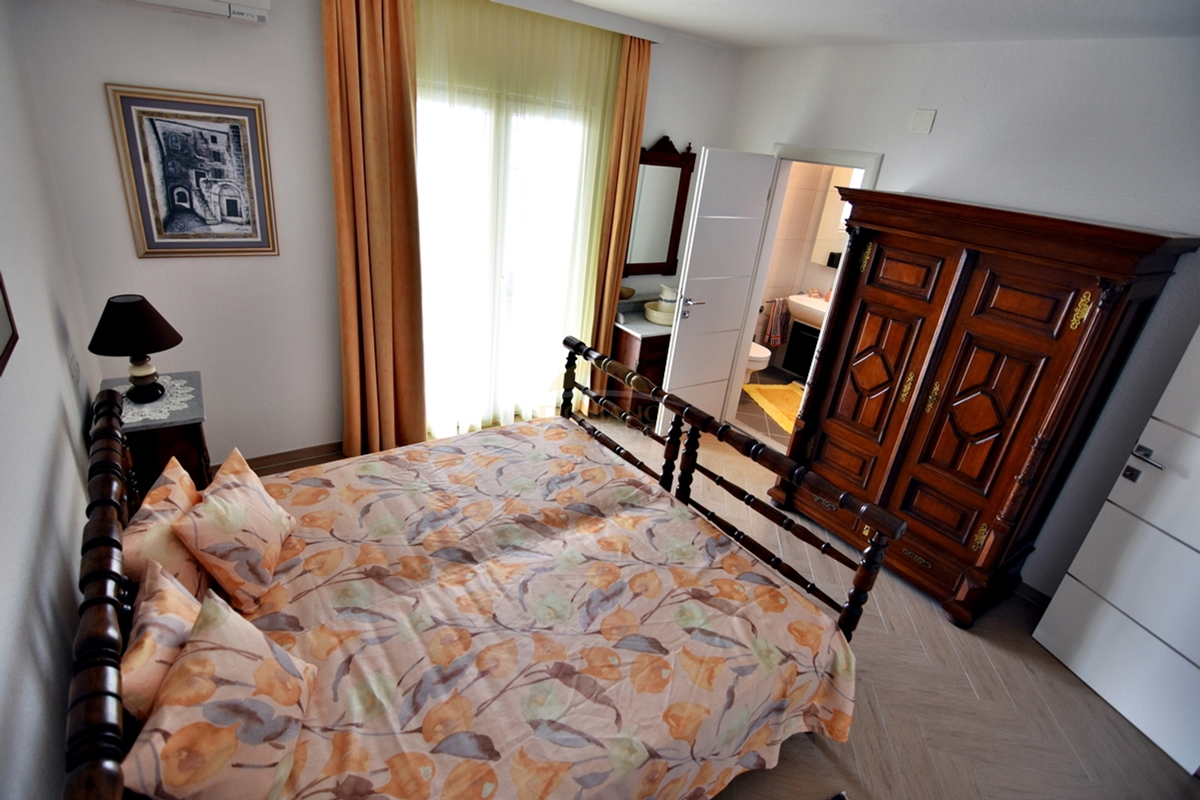 Vrhunsko urejena hiša na Čiovu/Okrug Gornji s prekrasnim odprtim razgledom